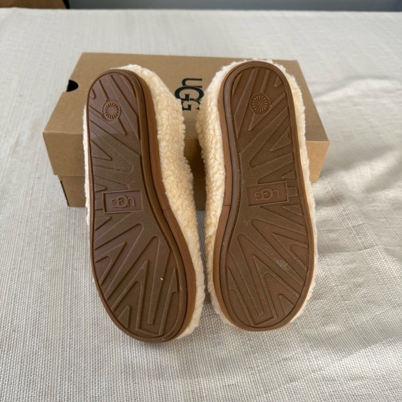 UGG PLUSHY SLIPPERS - Picture 8 of 10